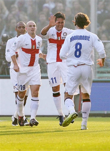 北京男篮在俱乐部杯首战惨败，内线劣势明显，外援表现疲软，青岛男篮以较大优势取胜。